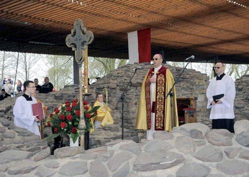 102 Ryc. 14. Państwowo-kościelne uroczystości jubileuszowe na Ostrowie Lednickim upamiętniające 1050. rocznicę chrztu księcia Mieszka celebrowane przez Prymasa Polski 14 kwietnia 2016 roku; fot.