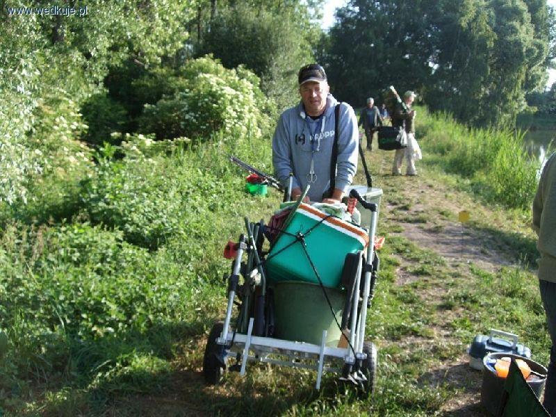 opiekunowie w miłej atmosferze oddawali się, pieczeniu kiełbaski nad ogniskiem, a komisja sędziowska podsumowywała wyniki.