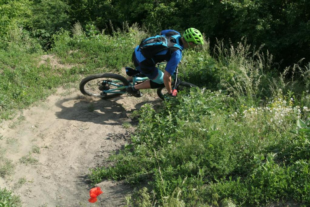 Fot. 10 Rowerzysta zjeżdżający ze wzgórza. Fot. A.