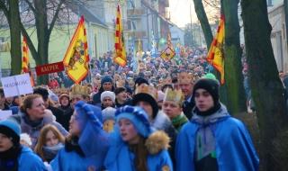 się Boga człowiekowi w historii ludzkości i jednocześnie wskazującego, że każdy z nas ma możliwość poznania Zbawiciela we własnym doświadczeniu codzienności. Mamy tu do czynienia z teofanią.