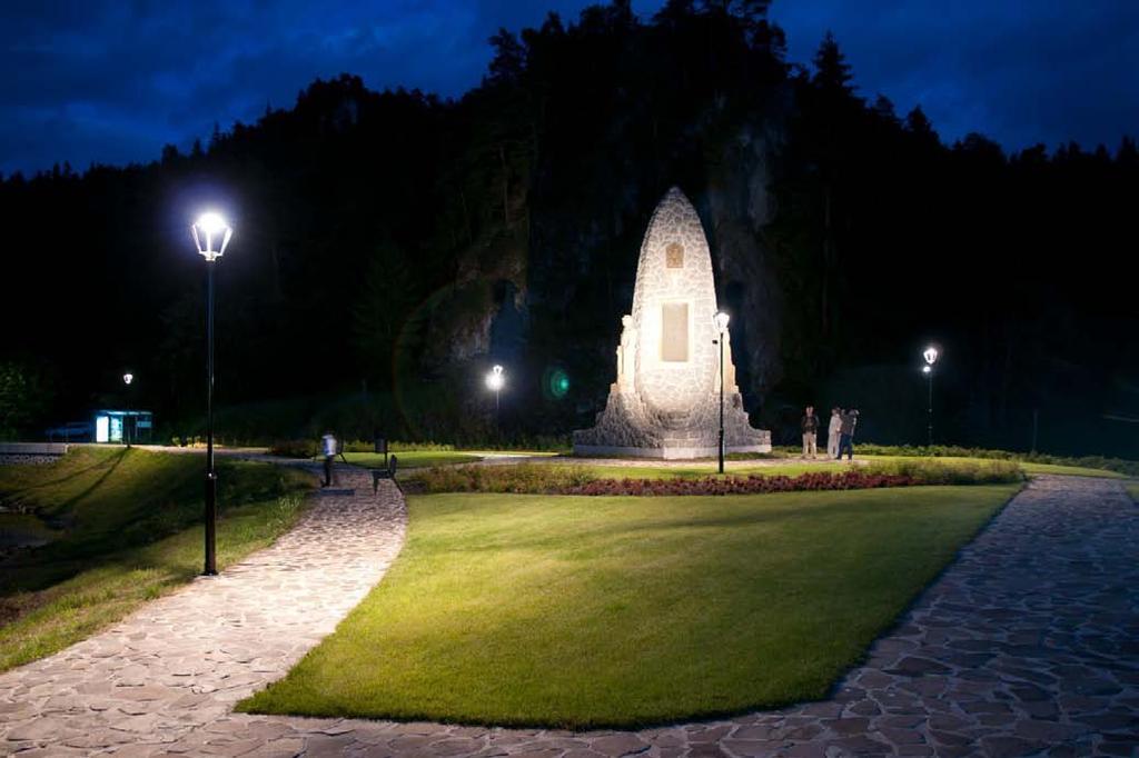 Iluminácia pamätníka a jazierka pred hradom v Liptovskom Hrádku Osvetlenie chodníka a