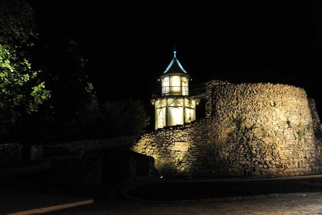 P Park J. Magina v Dubnici nad Váhom Pohľad z prednej časti objektu. Historická pamiatka GROTTA. Vyhliadková veža. Park J. Magina v Dubnici nad Váhom. Pohľad zo zadnej časti objektu.