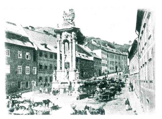 Obr. 1: Pohľad na kostol a radnicu, kolorovaná Obr. 2: Námestie sv. Trojice okolo roku 190