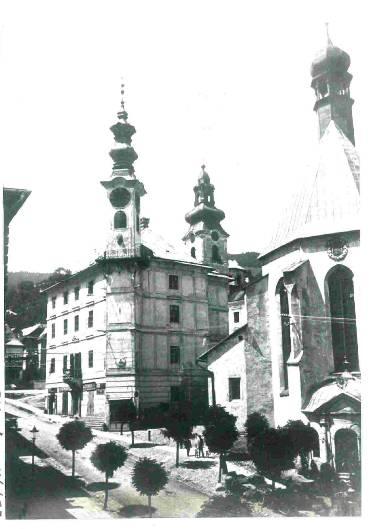 Išlo o výsadby stromov guľovitej formy, pravdepodobne javora mliečneho (Acer platanoides). Tieto úpravy v časti Radničného námestia pri Kostole sv.