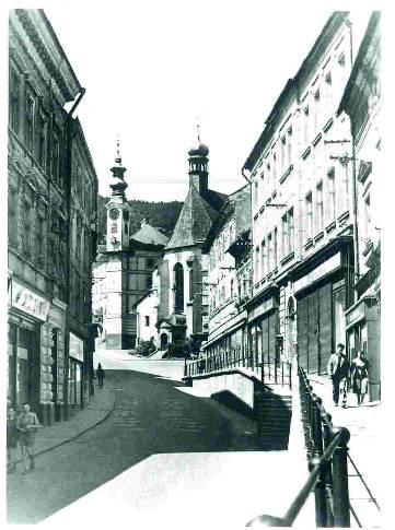 Obr. 6: V pozadí Kostol sv. Obr. 7: Pôvodné umiestnenie fontány na Kataríny s výsadbou okolo roku 1950 Námestí sv.