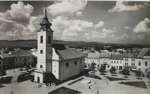 Mesto v roku 1853 začalo s dláždením ulíc a výsadbou stromoradí, kde boli pravdepodobne opäť použité agáty (obr. 16). Keď námestie prestalo plniť funkciu trhoviska, hlavný architekt mesta Ing.