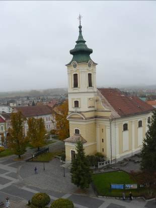 komerčného účelu v južnej časti námestia, v mieste prezentácie pôvodnej radnice. Svojim materiálovo technickým prevedením sa do plochy námestia nehodí a pôsobí rušivo.