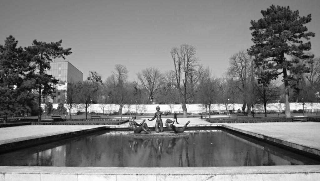 Grassalkovichova záhrada je súčasťou palácového areálu grófa A. Grassalkovicha, ktorý bol postavený v roku 1760.