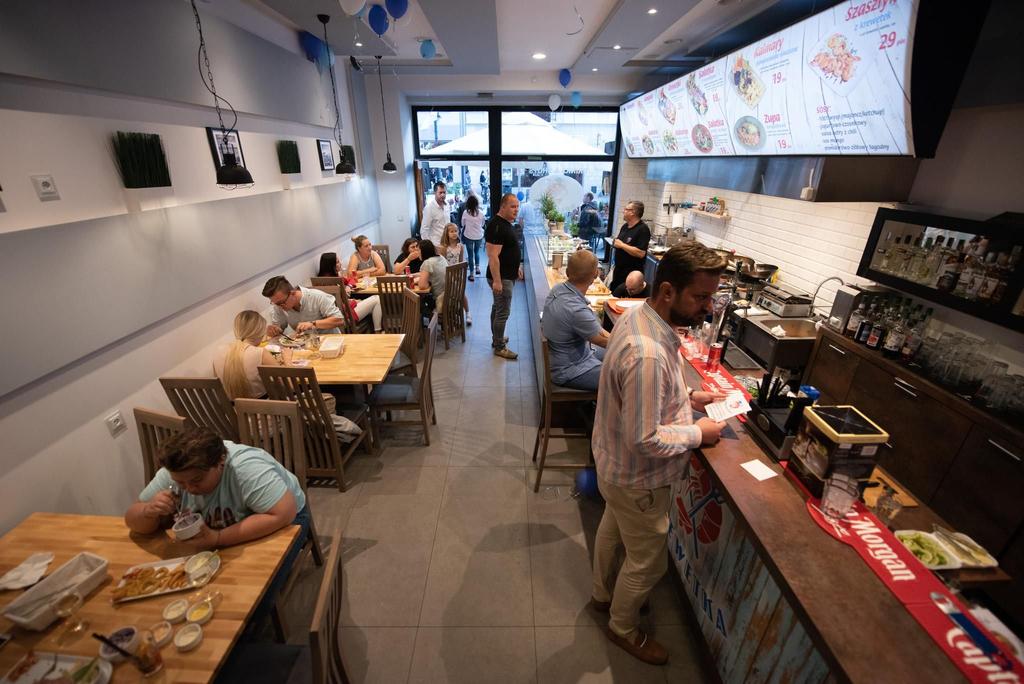 7/7 Krewetka Powracając do branży lokali specjalizujących się w nieco bardziej egzotycznych kuchniach, właśnie została otwarta łódzka Krewetka, czyli restauracja serwująca specjały regionu