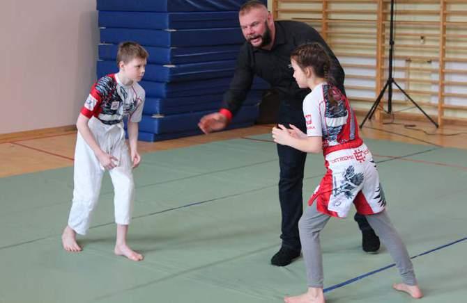 zagrożenia) i stresujących (np. współzawodnictwa sportowego). Podstawą BJJ są chwyty: rzuty, obalenia, dźwignie. W walce dąży się do dominacji poprzez zajęcie pozycji kontroli (np.