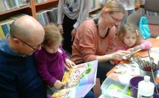 Jesteśmy dumni z naszych recytatorek i życzymy im wielu sukcesów na niwie artystycznej. Irena Kochaniak w bibliotece w Wiązownie.