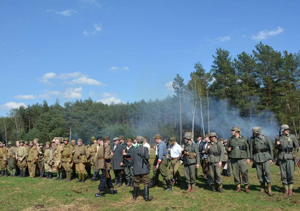 28 Kultura miesięcznik samorządowy kwiecień 2018 Anioły Wolności w Malcanowie W wydarzeniu wzięli udział rekonstruktorzy z całego kraju Na zrzutowisku Pierzyna w Malcanowie mogliśmy podziwiać