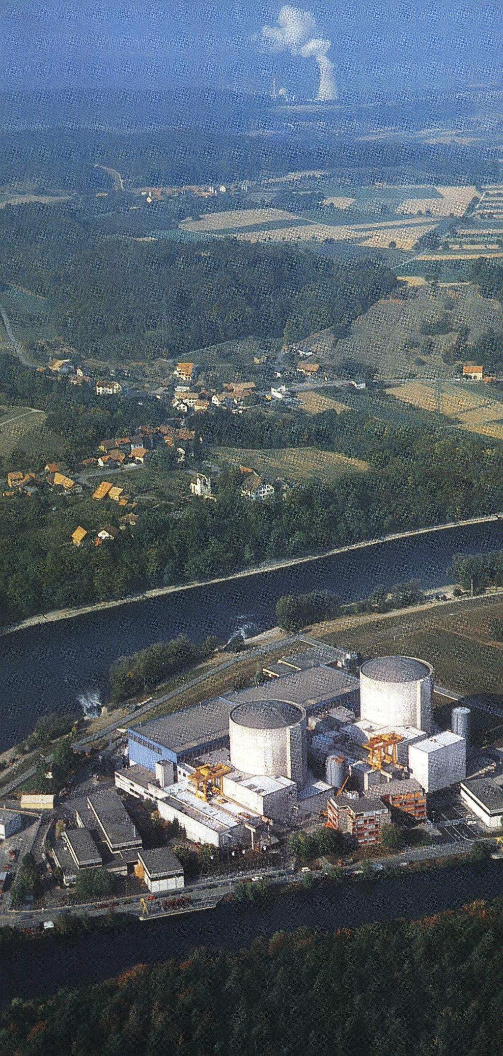 9 Rys. 5. Elektrownia jądrowa Beznau z dwoma blokami po 350 MW e zlokalizowana na wyspie.