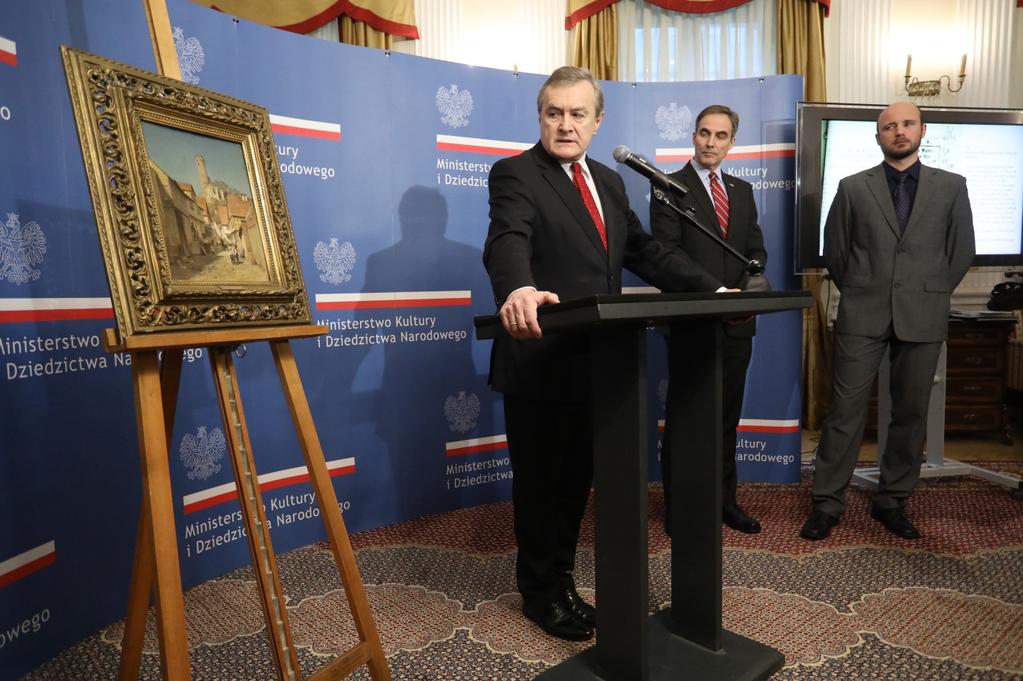 Przekazanie Robert Śliwiński, Ulica wraz z ruiną zamku. Od lewej:minister KiDN prof. Piotr Gliński, ambasador USA w Polsce Paul W. Jones i dr Robert Hesia z Muzeum Narodowego we Wrocławiu, fot.