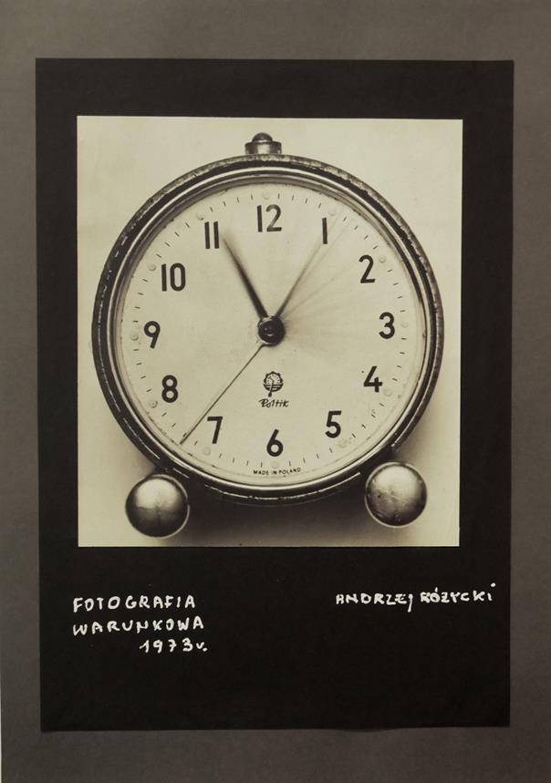 [8] Andrzej Różycki (1942) Z cyklu Fotografia warunkowa 1973 Odbitka bromowo-srebrowa na kremowym, matowym papierze barytowym o wym. 26,8 x 24 naklejona na czarny karton o wym.