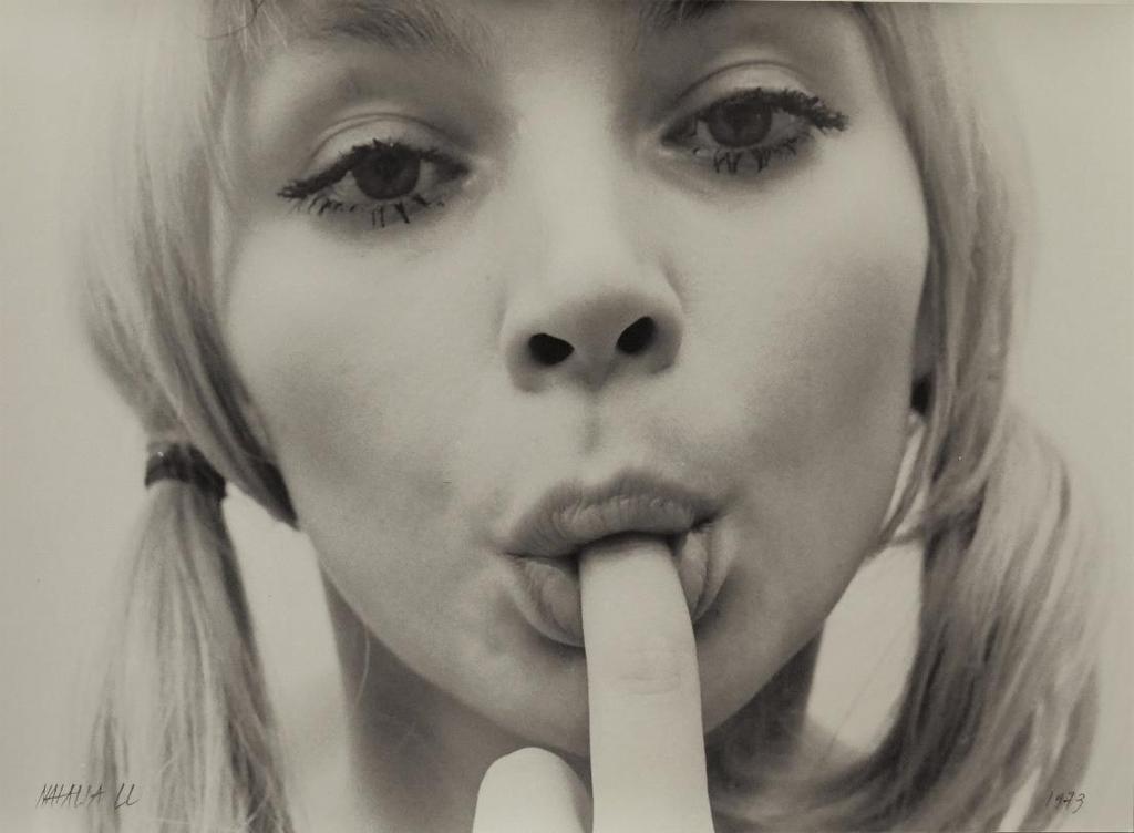 [13] Natalia LL (1937) Consumer Art z serii Sztuka konsumpcyjna 1973/1999 Odbitka żelatynowo-srebrowa, papier, 28 x 38,2 cm; w oprawie (drewniana rama, szkło) Sygn. i dat. na przodzie; sygn., dat.