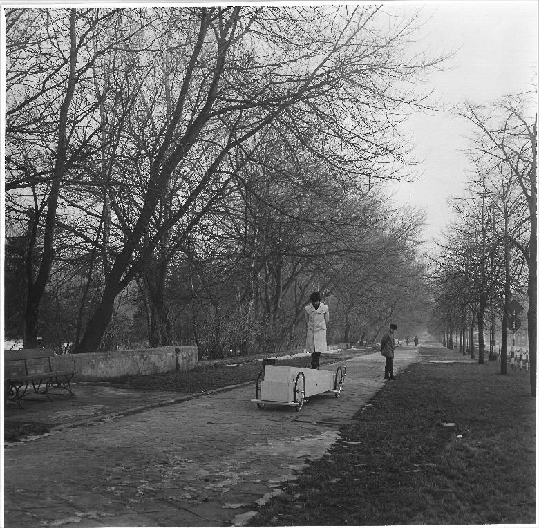 [15] Krzysztof Wodiczko (1943) Pojazd 1973 Odbitka żelatynowo-srebrowa, papier, wym. 26,7 x 26,7 cm; w oprawie (drewniana rama, szkło) Sygn. i dat. odwrocie Vintage print Cena wywoławcza: 9.