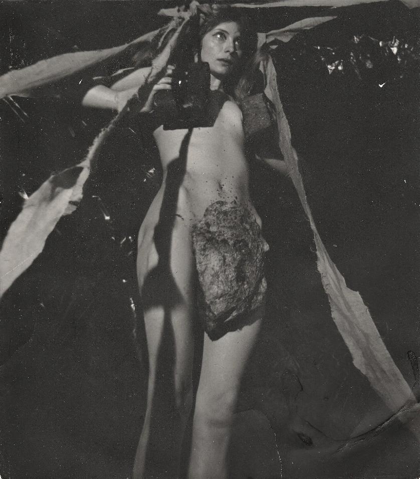 [18] Teresa Tyszkiewicz (1953) Kamień 1984 Odbitka żelatynowo-srebrowa, papier, 20,3 x 17,7 cm; w oprawie (drewniana rama, szkło) Sygn., dat.