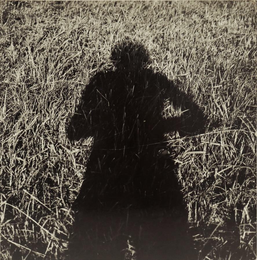 [3] Andrzej Lachowicz (1939-2015) JaTyOn z serii Cienie 1968 Odbitka żelatynowo-srebrowa na papierze, naklejona na płytę spilśnioną, podklejoną cienkim papierem pergaminowym, wym.