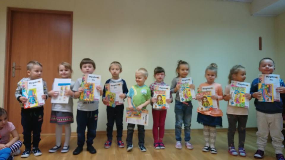 Liściowa wojna okazała się wesołą i niecodzienną zabawą. Wśród wielu ciekawych zajęć i zabawo tematyce jesiennej, dzieci poszerzyły wiadomości o naszej ojczyźnie.