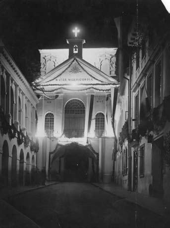 202 Algė Andriulytė *16 Vilniaus arkikatedros iliuminacija. 1927 (Archywum Dokumentacji Mechanycznej, Varšuva) Aušros Vartų koplyčios iliuminacija.