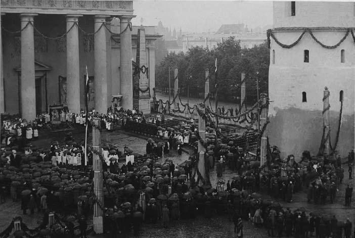 *9 Aušros vartų Dievo Motinos paveikslo vainikavimo iškilmės 1927 m.