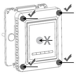 5. Zainstalować moduł części przedniej na swoje miejsce. Należy uważać na prawidłowe położenie pinów w złączu, aby uniknąć ich zgięcia.