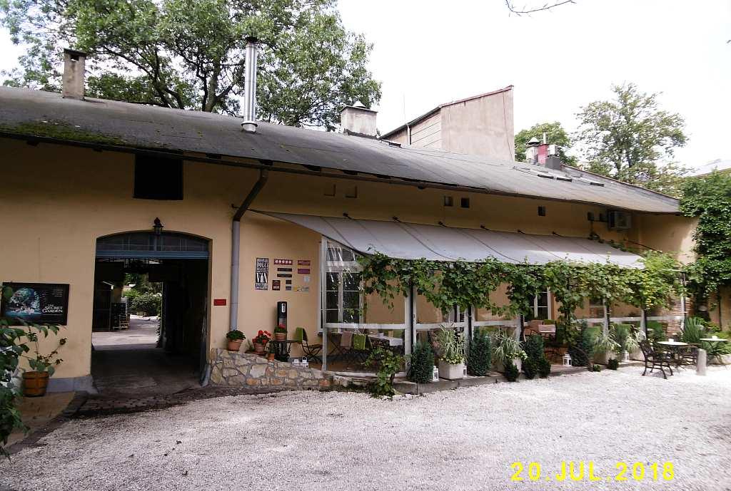 9 Fot. nr 6. Podwórko domu o charakterze ogrodowym. Fot. nr 7.