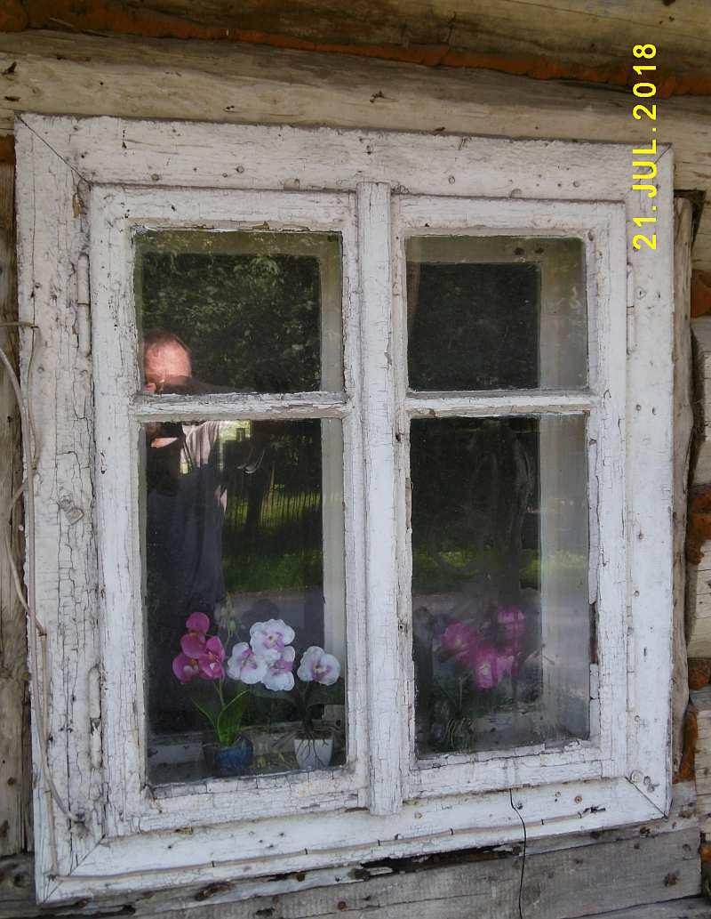 92 Fot. nr 172. Archaiczne okienko w lewym fragmencie domu. Fot. nr 173(173-179.