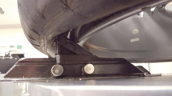 Odseparuj gumę od felgi za pomocą odbijacza montażownicy b.