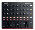 Ma 8 podświetlanych padów perkusyjnych, 8 pokręteł, arpeggiator, joystick modulation/pitch, przełącznik oktaw, Tap-Tempo. Urządzenie zasilane przez USB.