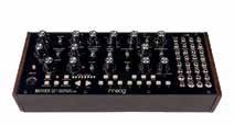Ma także oscylator VCO, wejście MIDI, przetwornik MIDI-to-CV, 2 napięciowo kontrolowane miksery oraz 32 gniazda do łączenia modułów między sobą.