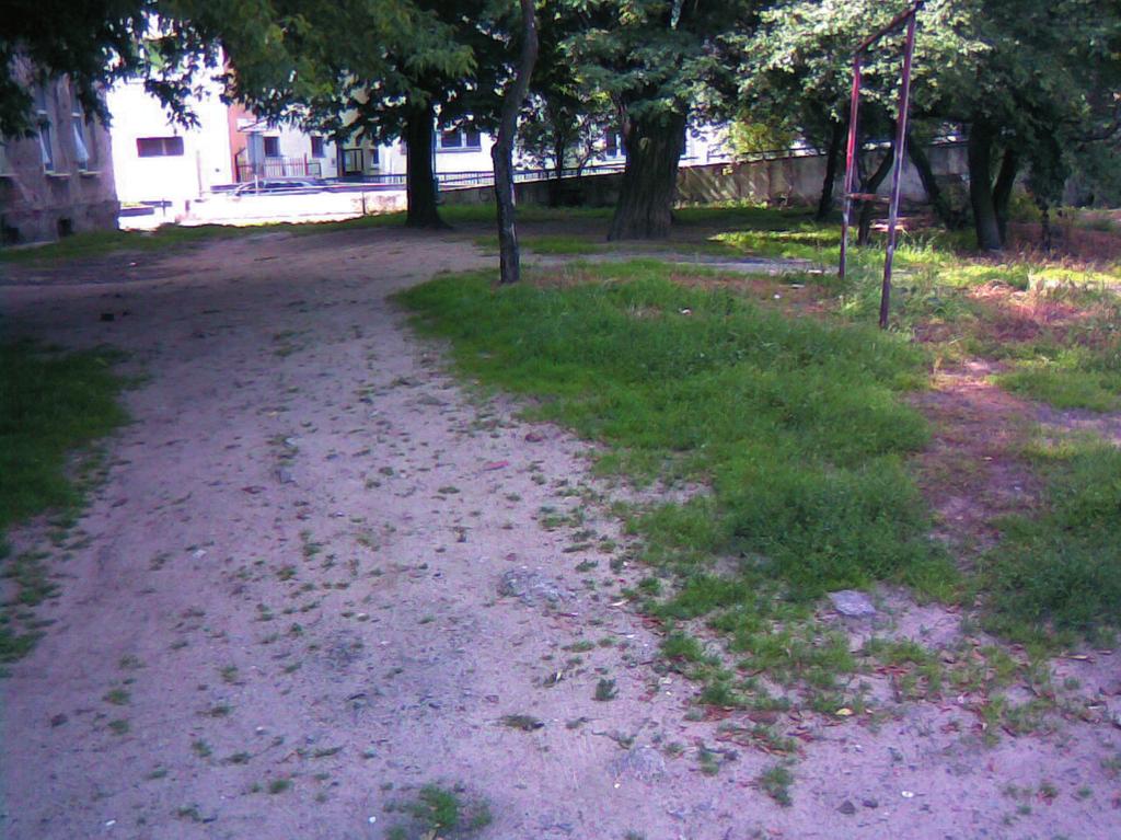 (podwórko przy ul. Targowej). Fot. L. Sobczyński. Rys. 7.