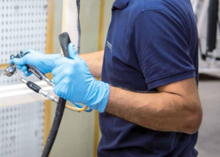 Międzywarstwy i powłoki końcowe do okien aluminiowo-drewnianych Powłoki jak na meblach: w wyglądzie i w dotyku Połączenie drewna i aluminium sprawia, że każde okno staje się wyjątkowym elementem