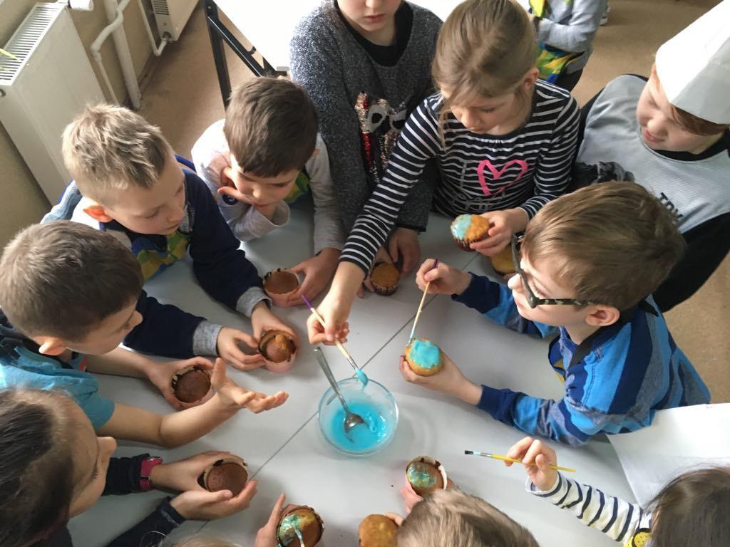 W ostatni dzień zajęć edukacyjnych przed wiosenną przerwą świąteczną wszyscy uczniowie Pierwszej Szkoły Podstawowej Montessori wspólnie piekli babeczki wielkanocne.