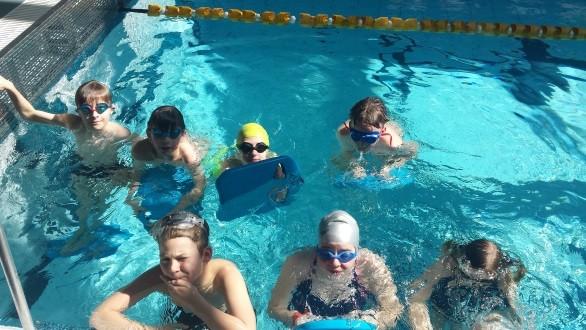 Dla kogo pływanie? Sport ten jest idealny dla ludzi mających schorzenia kręgosłupa.