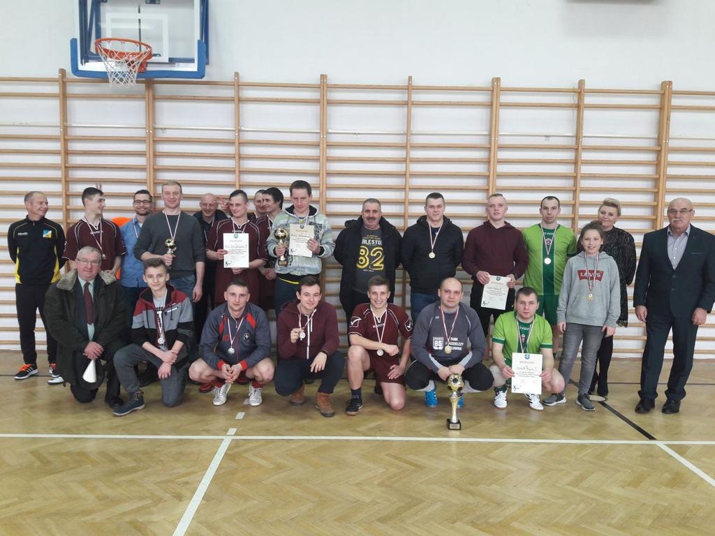 Str. 14 Nasza Gmina Głowno Mistrzostwa Gminy Głowno w Halową Piłkę Nożną W I Halowych Mistrzostwach Gminy Głowno rozegranych w sali Zespołu