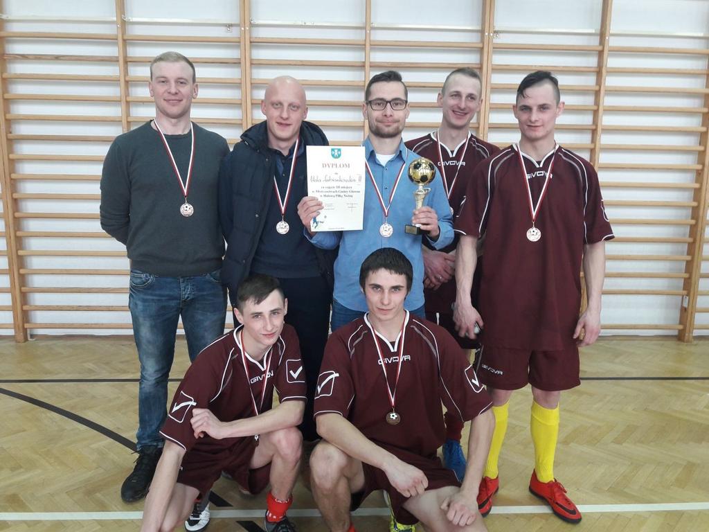 były znakomity piłkarz. Ostateczne wyniki: 1. Sokół Popów I - 8pkt 2. Wola Lubiankowska I - 7pkt 3. Wola Lubiankowska II 6 pkt 4.