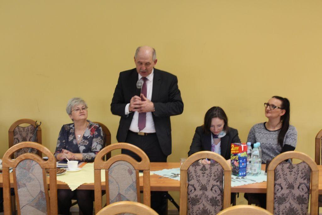 w miejscowościach: Popówek Włościański, Mąkolice, Boczki Domaradzkie, Antoniew, Ziewanice, Jasionna, Karnków, Wola Mąkolska, Lubianków Albinów, Ostrołęka i Kadzielin.