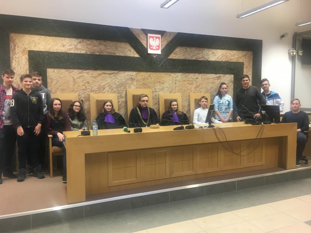 W ramach programu uczniowie odwiedzili nowoczesną salę sądową, uczestniczyli w symulowanej rozprawie zbliżonej do rzeczywistego procesu. Sąd rozpoznawał sprawę dotyczącą rozboju.