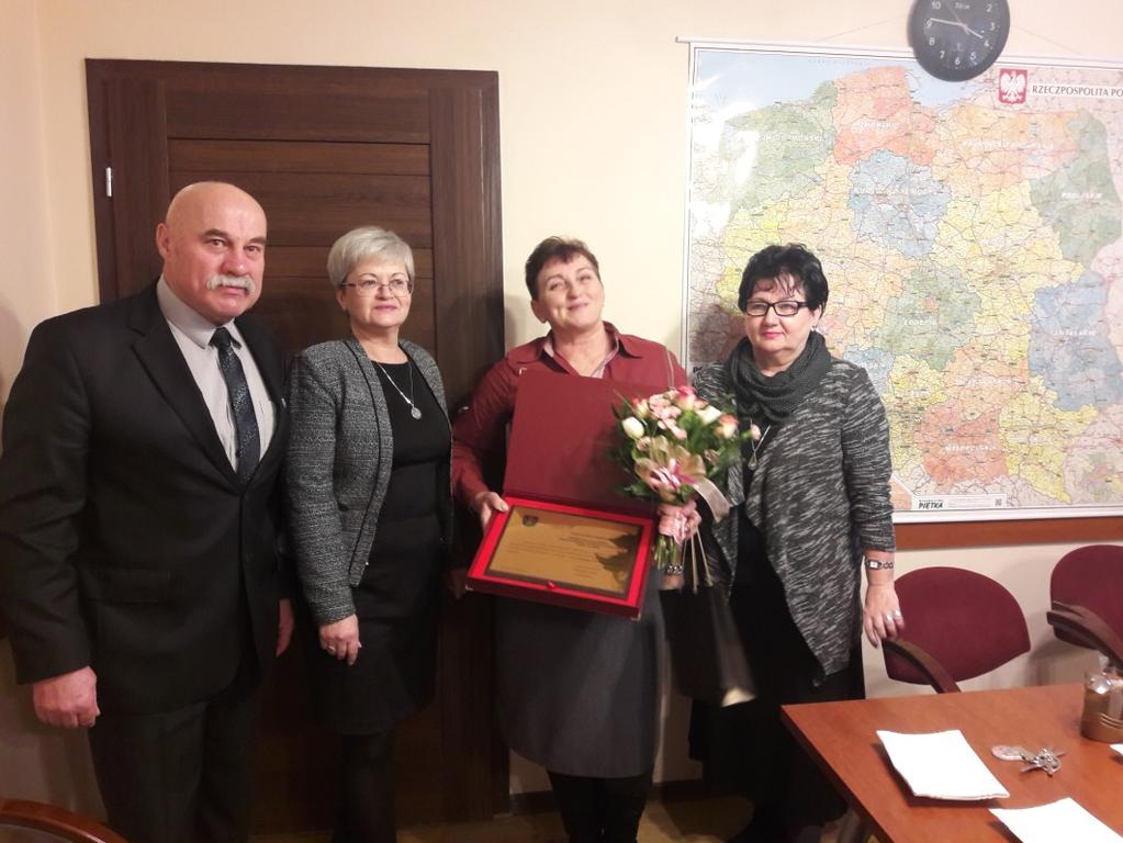 Podziękowania dla przewodniczącej GKRPA i członka Zespołu Interdyscyplinarnego Gminy Głowno Pani Grażyny Korzuszek W dniu 24 stycznia 2018 roku Pan Wójt Marek Jóźwiak,Pani Sekretarz Jolanta Szkup i