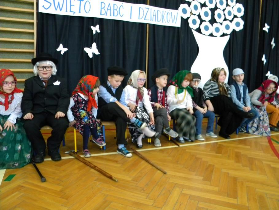 problemem alkoholowym i przemocą w rodzinie, rzetelne i profesjonalne wykonywanie obowiązków służbowych na rzecz mieszkańców Gminy Głowno.