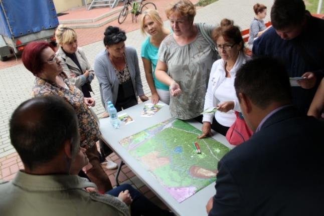 odnowienie ścieżek pieszych, stworzenie nowych o charakterze edukacyjnym i rowerowym, dostosowanie obszaru do potrzeb osób niepełnosprawnych, odnowienie fontanny,