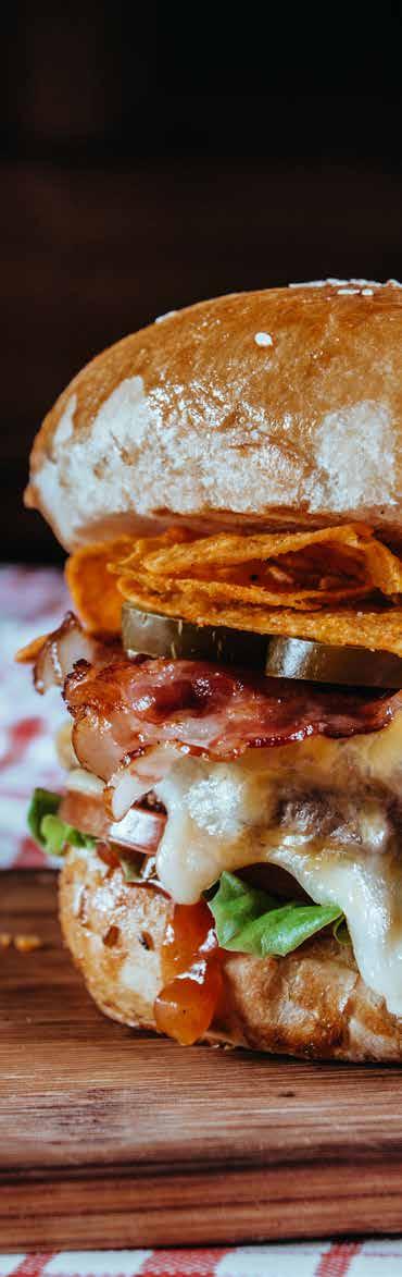 BURGERY Z KURCZAKIEM 300g 25 stripsy z kurczaka 100g, sałata, pomidor, czerwona cebula, sos słodkie chili, bułka z sezamem BURAK 390g 22 plastry buraka, gruszka, kozi ser, pomidory suszone, orzechy