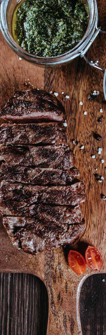 STEKI SURF AND TURF 480g 49 stek wołowy 170g, podawany z krewetkami i chrupiącym boczkiem z dodatkami do wyboru CHIMICHURRI 470g 39 stek wołowy 170g, podawany z argentyńskim sosem chumichurri z