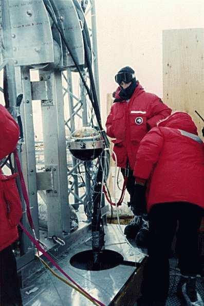 AMANDA Nowe eksperymenty (Antarctic Muon And Neutrino Detector Array) 677 modułów na 19 strunach, 1500 2000 m pod lodem (biegun południowy) promieniowanie