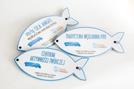 Oznakowanie winnic Każde oznakowanie to element nadania Ilustracja 2 tabliczki znakujące Pomorski Szlak Rybacki nawiązujące do tematyki rybackiej wspólnego, czytelnego mianownika składowym produktu