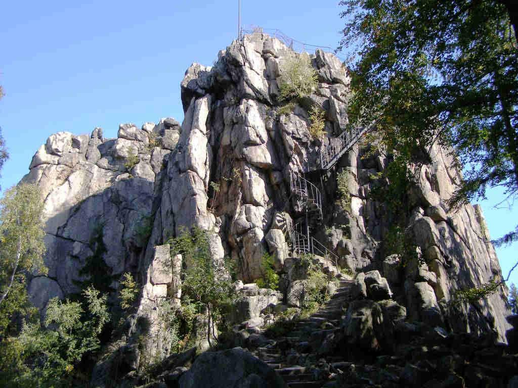 Sokoliki jest to potoczna nazwa Gór Sokolich, dwa najwyższe szczyty Krzyżna Góra ( 654 m n.p.m.) i Sokolik ( 642 m n.p.m) z powodu oryginalnego kształtu nazywano biustem BrigiQe Bardot.