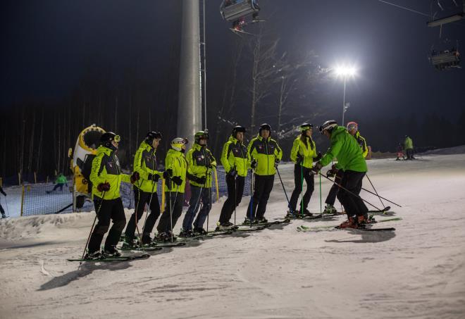 techniki poruszania się na nartach lub snowboardzie w różnych rodzajach śniegu Zajęcia prowadzimy na każdym stopniu zaawansowania Większość szkoleń przeprowadzamy w Ośrodku Narciarskim Nowa Osada,