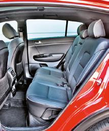 165 Kia Sportage 1.6 T-GDI 7DCT 4WD GT Line Dobrze wykonany i ergonomiczny kokpit okazuje się bardzo łatwy w obsłudze (ma np.